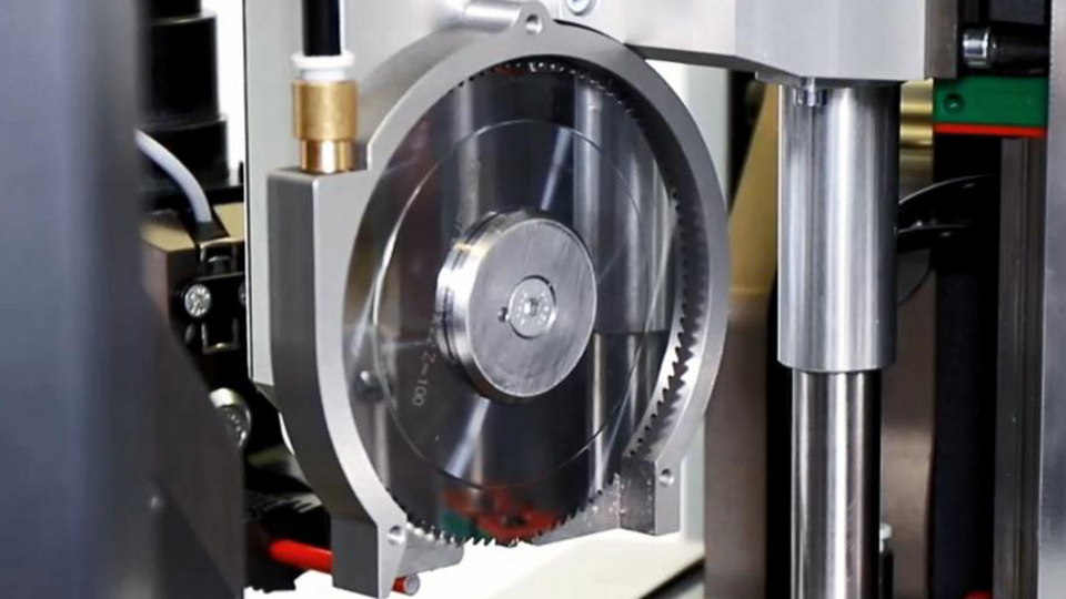 CoaxCenter 6000 - Integrated sawing unit for precisly cut cables