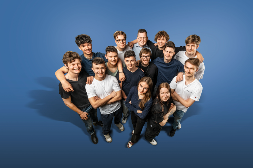 Gratulation zum Lehrabschluss! 37 Lernende der Komax Gruppe schliessen 2023 erfolgreich ihre Ausbildung ab