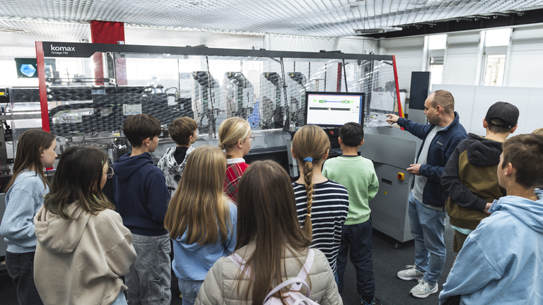 33 students discover the world of Komax and Schleuniger
