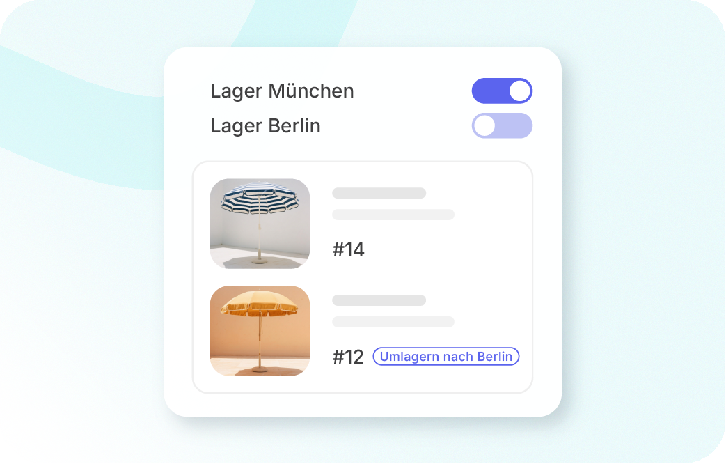ERP für hybride Geschäftsmodelle: Eine digitale Benutzeroberfläche zeigt die Lagerstandorte „Lager München“ (aktiviert) und „Lager Berlin“. Darunter sind zwei gestreifte Sonnenschirme abgebildet; beim unteren Modell befindet sich ein Button mit der Aufschrift „Umlagern nach Berlin“.