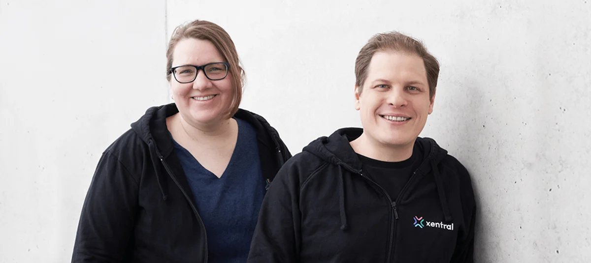 Claudia und Benedikt Sauter in Xentral-Hoodie repräsentieren Unternehmenswachstum.