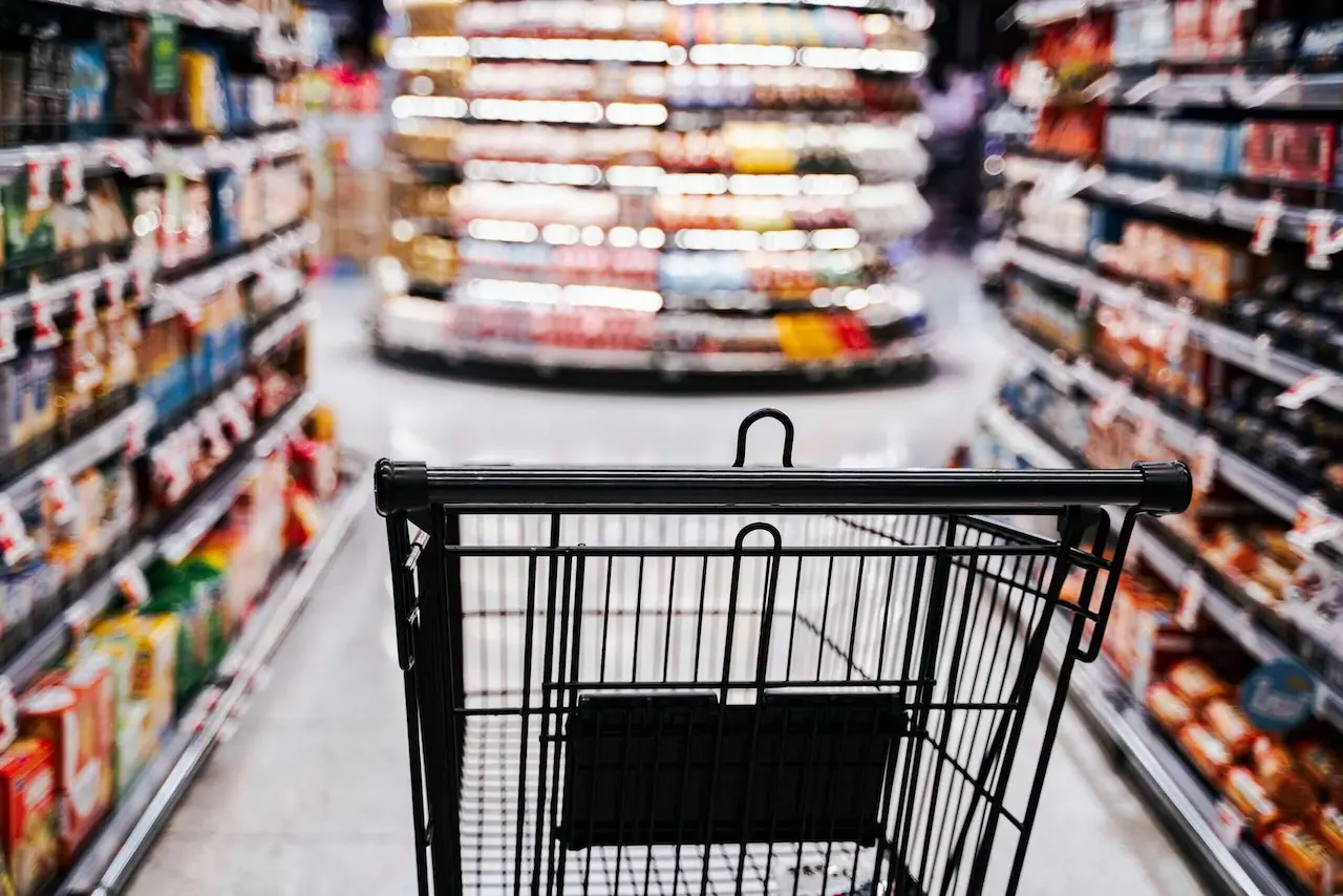 Blick vom Einkaufswagen im Supermarktgang für Artikel zu Verkaufen eigener Produkte im Supermarkt.