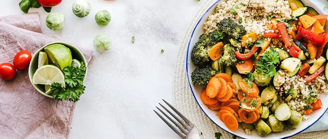 Eine nahrhafte Schüssel mit Quinoa und gemischtem Gemüse, zeigt die Bedeutung von ERP-Funktionen für das effiziente Management in der Lebensmittelbranche.