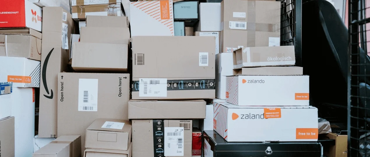 Verschiedene E-Commerce-Pakete versandfertig für Versandoptimierung.