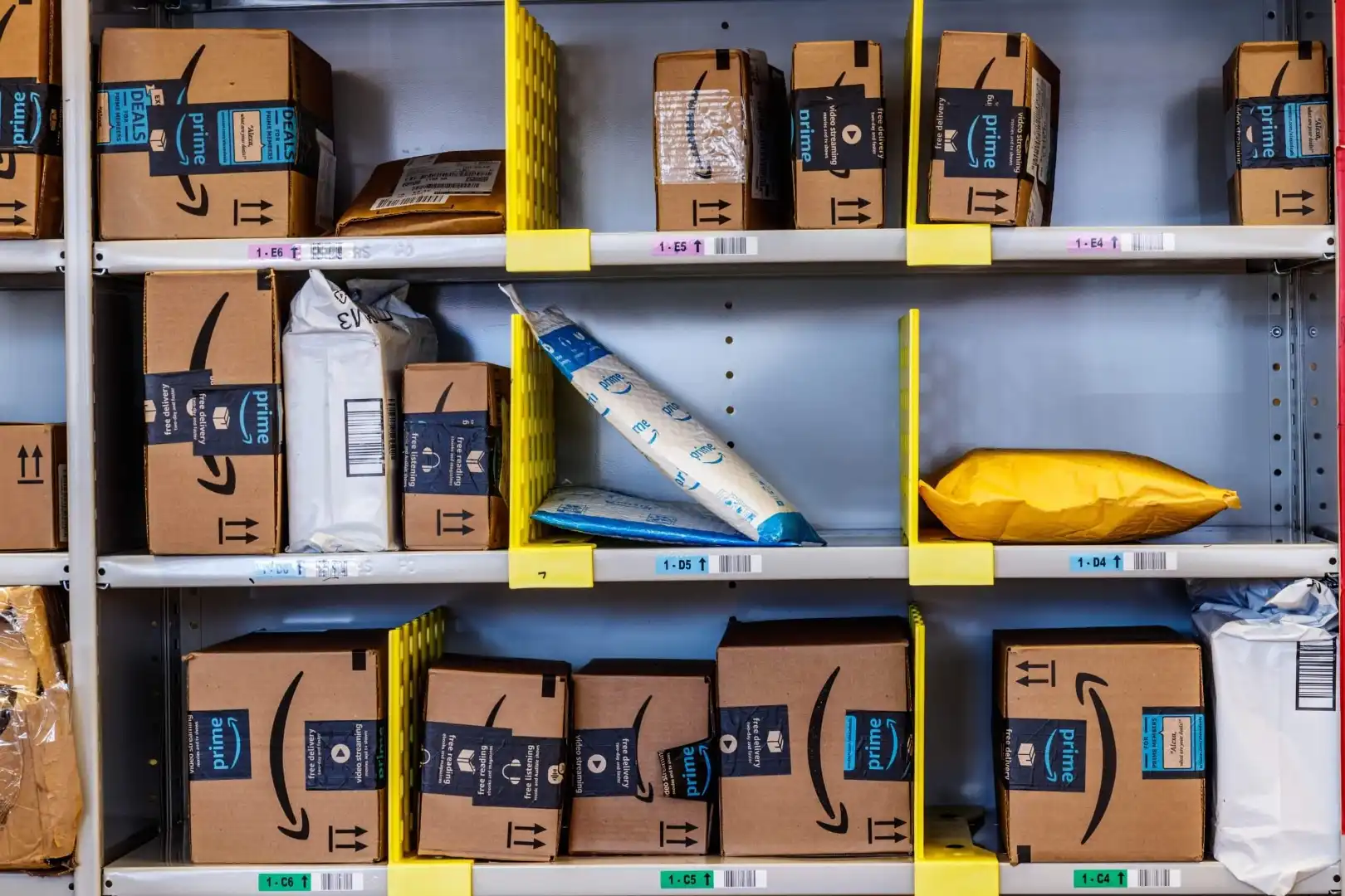 Amazon-Pakete auf Regalen für effizientes Geschäftsmanagement.