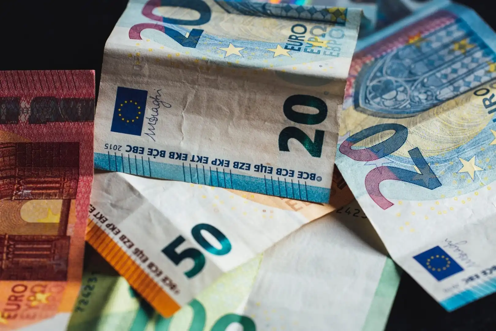 Zerknitterte verschiedene Euro-Banknoten für Anbindung der Online-Kasse an ERP.