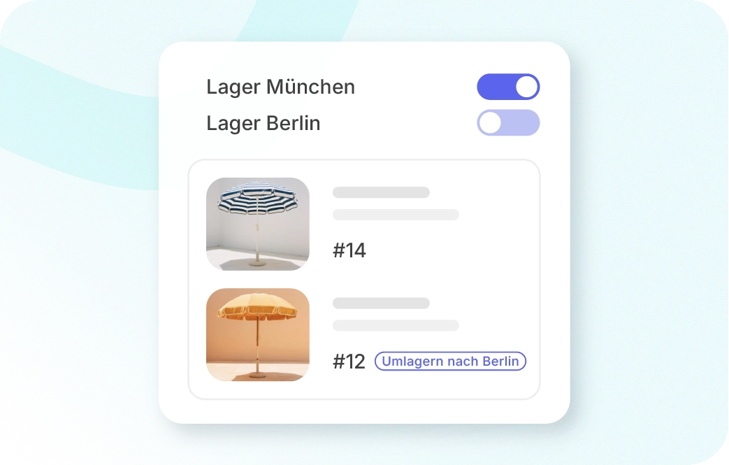 Xentral ERP Lagermodul: Eine Benutzeroberfläche zeigt zwei Standorte: „Lager München“ (aktiviert) und „Lager Berlin“. Darunter sind zwei Sonnenschirme abgebildet; beim unteren Modell ist ein Button mit der Aufschrift Nach Berlin umlagern zu sehen.