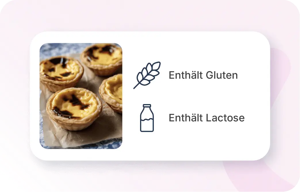 Xentral ERP für Lebensmittel: Eine digitale Karte zeigt ein Foto von vier frisch gebackenen Pastéis de Nata (Blätterteigtörtchen). Rechts daneben stehen untereinander zwei Symbole mit Text: Eine Ähre mit dem Text „Enthält Gluten“ und eine Milchflasche mit dem Text „Enthält Lactose“.