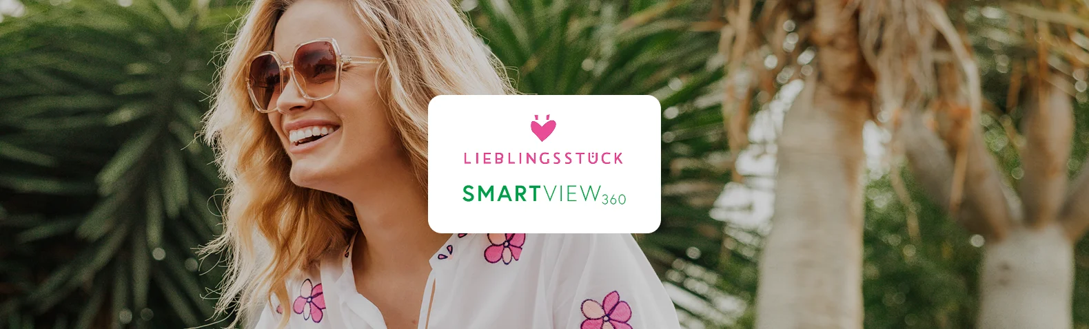 Lächelnde blonde Frau mit großer Sonnenbrille und weißer Bluse mit pinkem Blumenprint vor Palmen. Daneben die Logos von Lieblingsstück und SmartView 360.