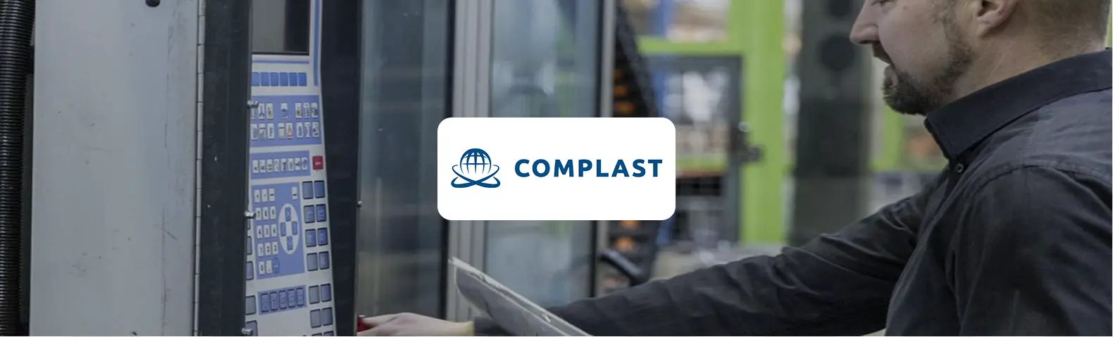 Complast-Team im Freien mit Firmenlogo auf schwarzen Oberteilen.
